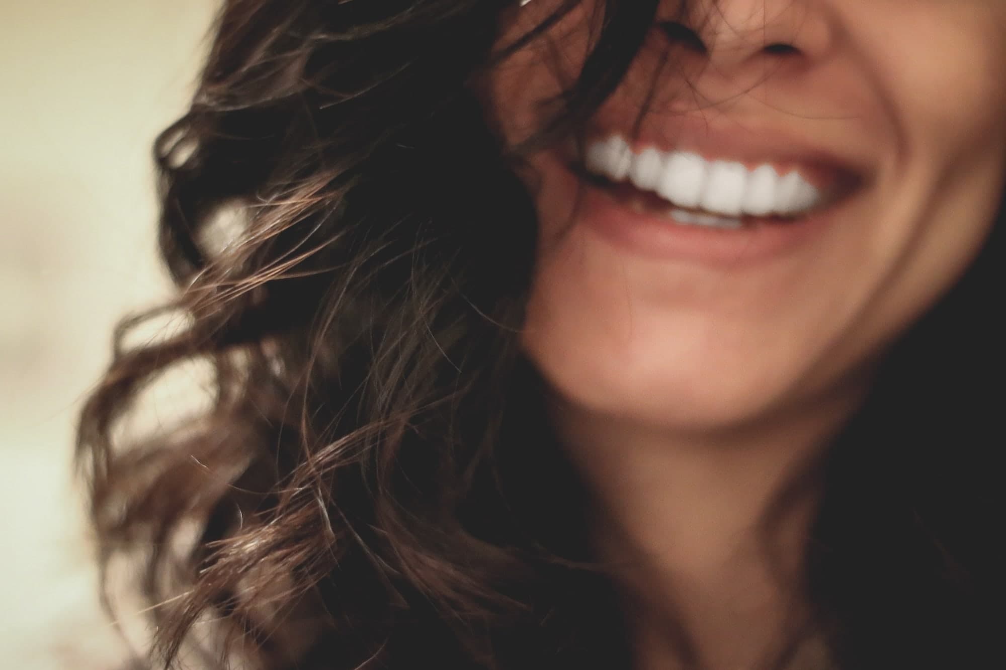 Le sourire d'une patiente, en gros plan.